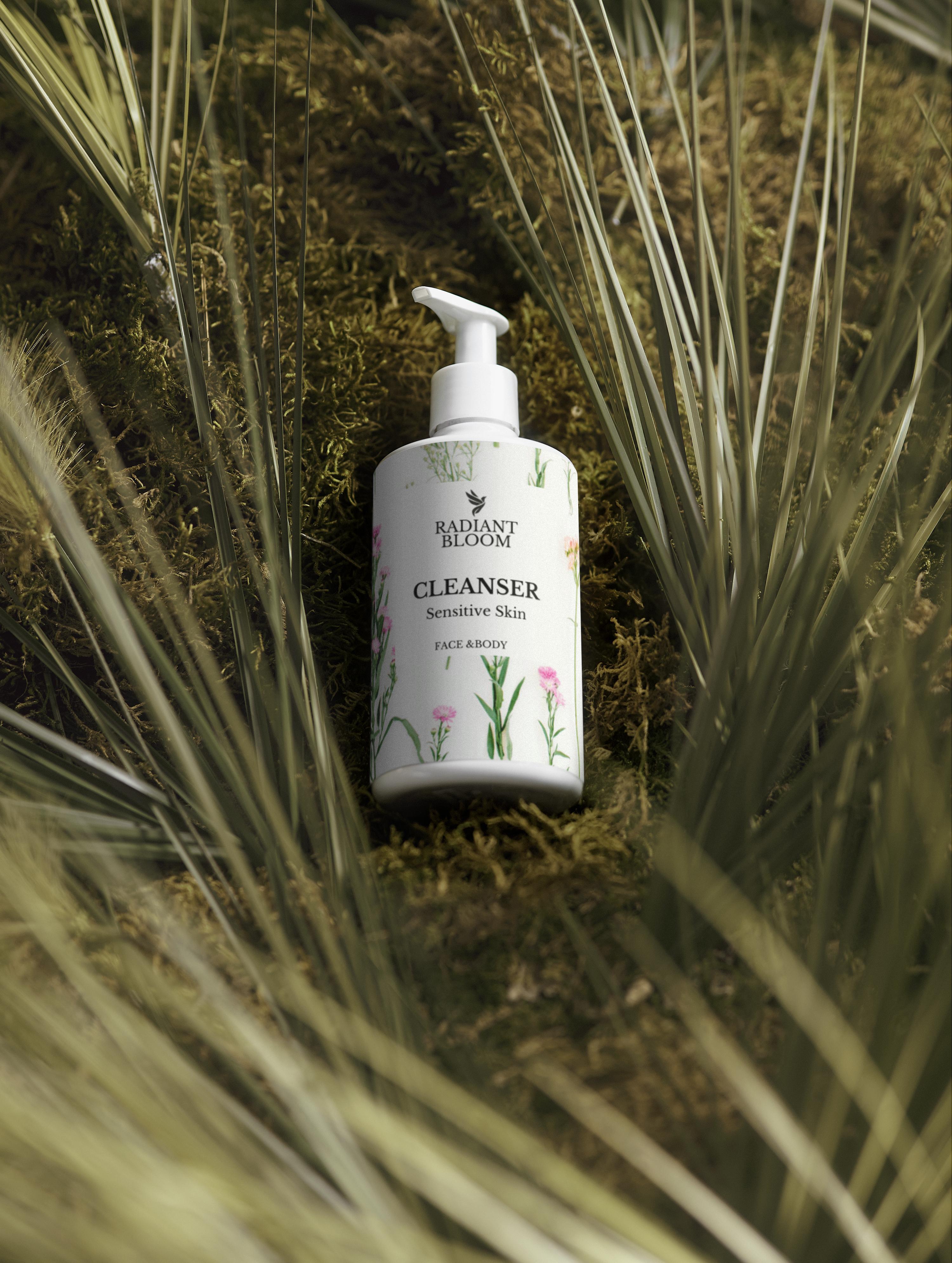 Gesichts- & Körperreiniger für empfindliche Haut – RadiantBloom Organic (290 ml / 9.81 fl. oz)